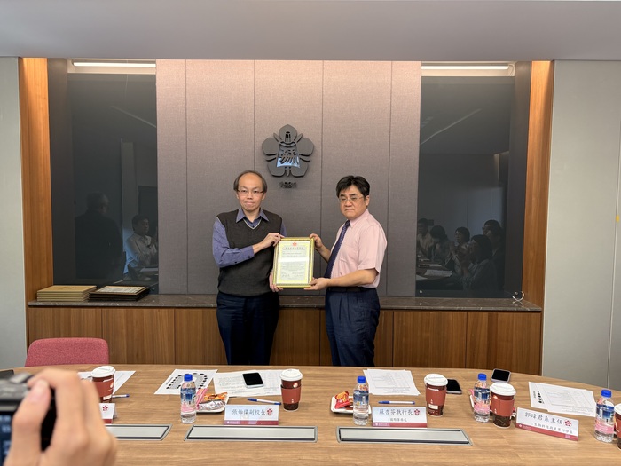 Associate Vice Chair Chih-Yung Wu accepted the award on behalf of the department from the Vice President of NCKU.